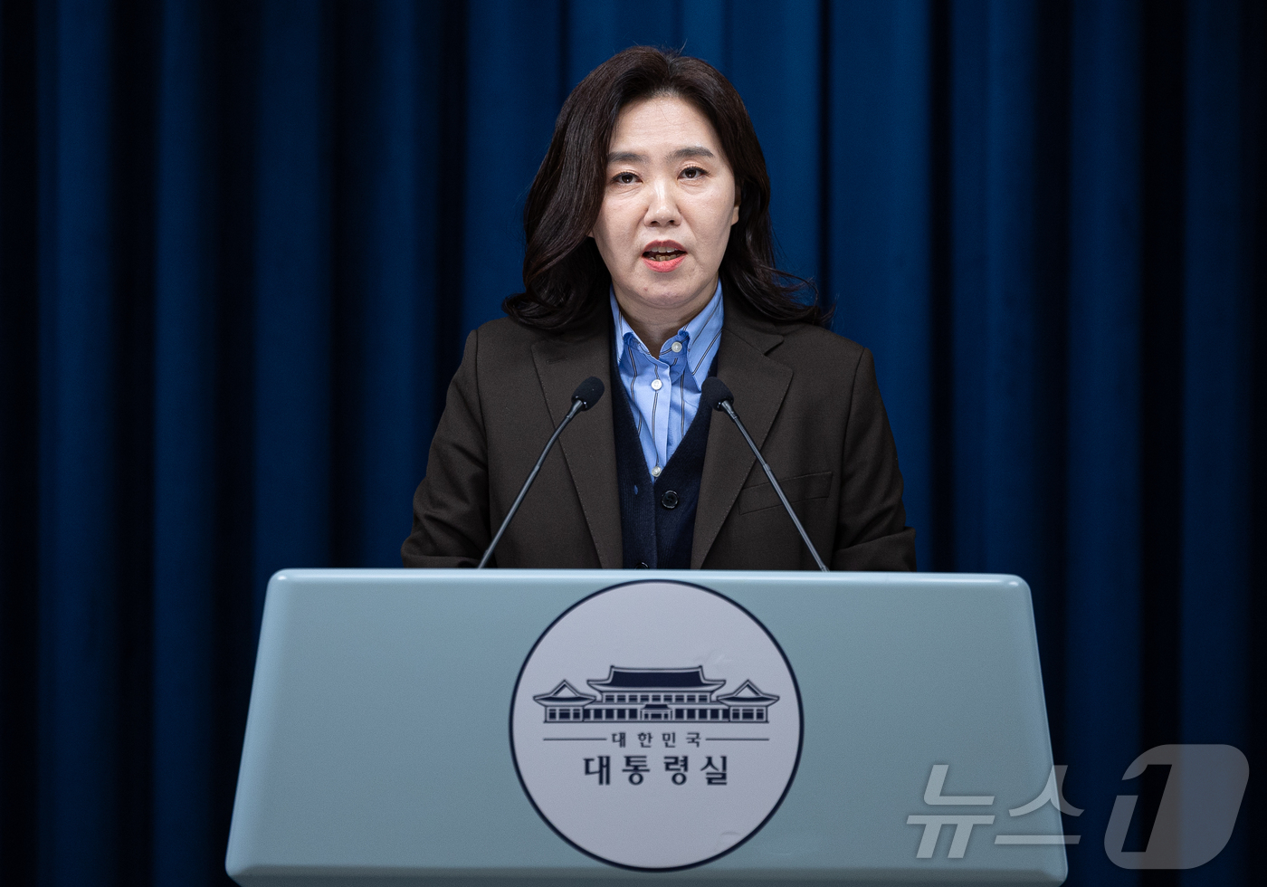 (서울=뉴스1) 이재명 기자 = 강유정 대통령실 대변인이 11일 서울 용산 대통령실 청사에서 국무회의 결정 관련 브리핑을 하고 있다. 2025.11.11/뉴스1