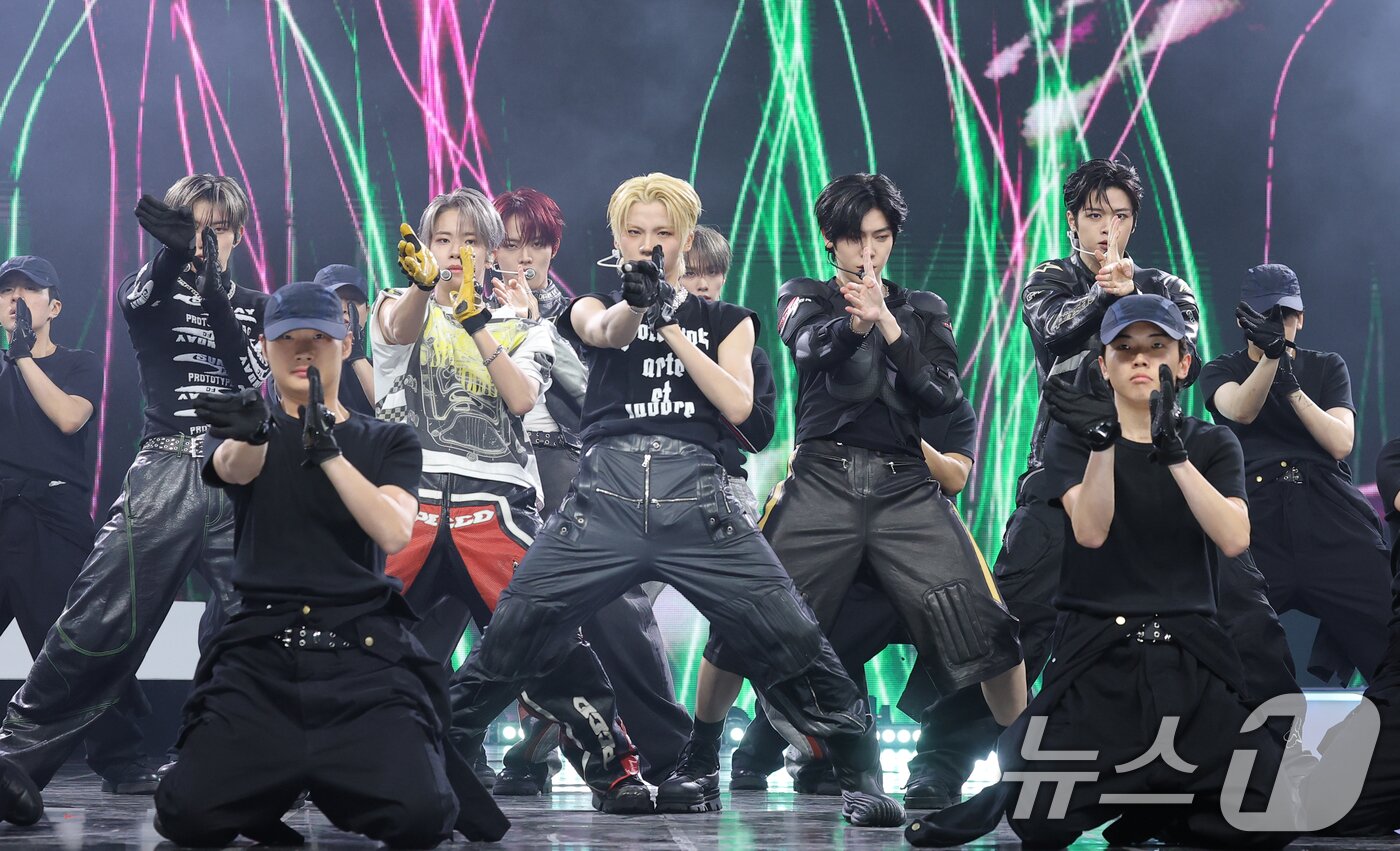 본문 이미지 - 그룹 클로즈 유어 아이즈(CLOSE YOUR EYES)가 11일 서울 강서구 SBS 공개홀에서 열린 미니 3집 'blackout(블랙아웃)' 발매 쇼케이스에서 타이틀곡 'SOB'를 선보이고 있다. 2025.11.11/뉴스1 ⓒ News1 권현진 기자