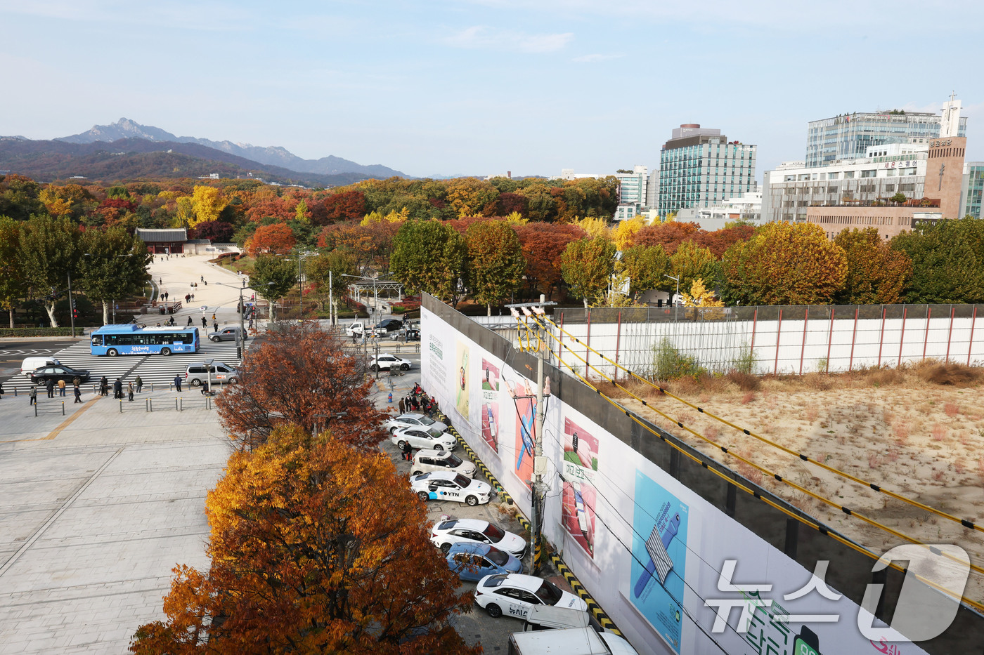 (서울=뉴스1) 이광호 기자 = 세운4구역 토지주들이 11일 오후 서울 종로구 다시세운광장에서 기자회견을 열고 국가유산청이 유네스코 세계유산인 종묘 인근 세운4구역 재개발 사업에 …