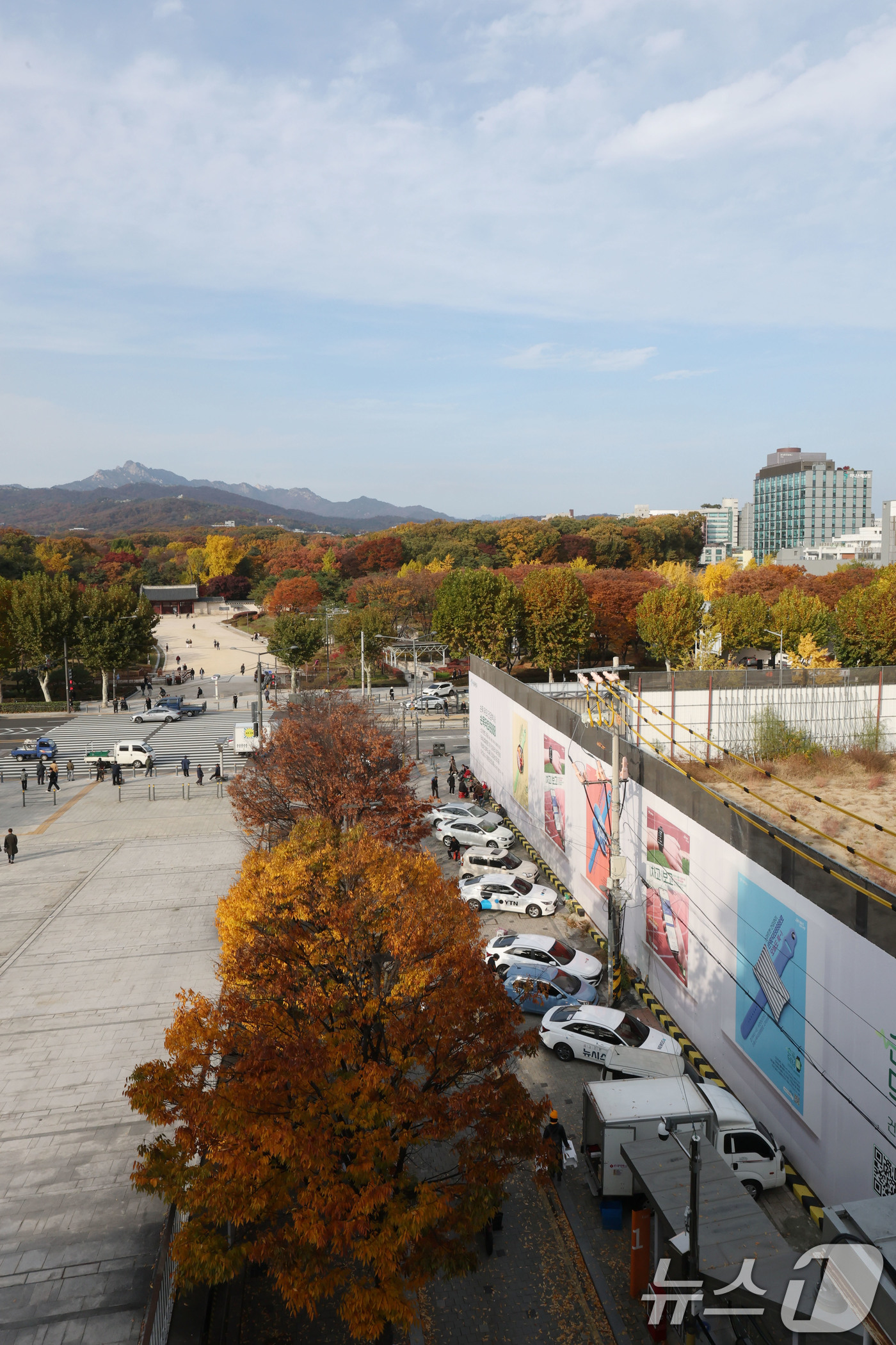 (서울=뉴스1) 이광호 기자 = 세운4구역 토지주들이 11일 오후 서울 종로구 다시세운광장에서 기자회견을 열고 국가유산청이 유네스코 세계유산인 종묘 인근 세운4구역 재개발 사업에 …