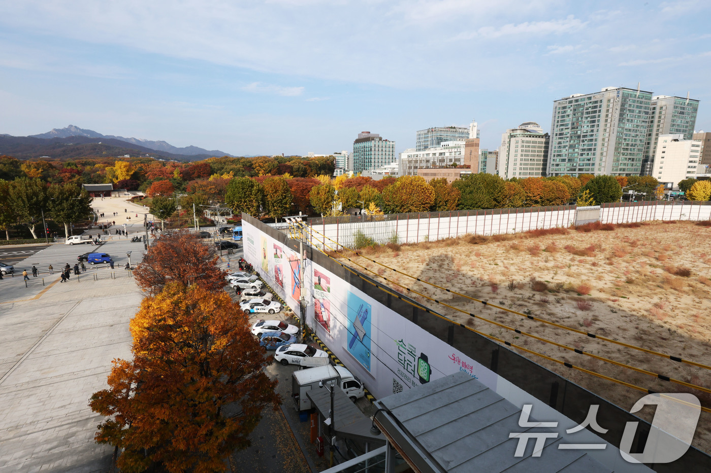 (서울=뉴스1) 이광호 기자 = 세운4구역 토지주들이 11일 오후 서울 종로구 다시세운광장에서 기자회견을 열고 국가유산청이 유네스코 세계유산인 종묘 인근 세운4구역 재개발 사업에 …