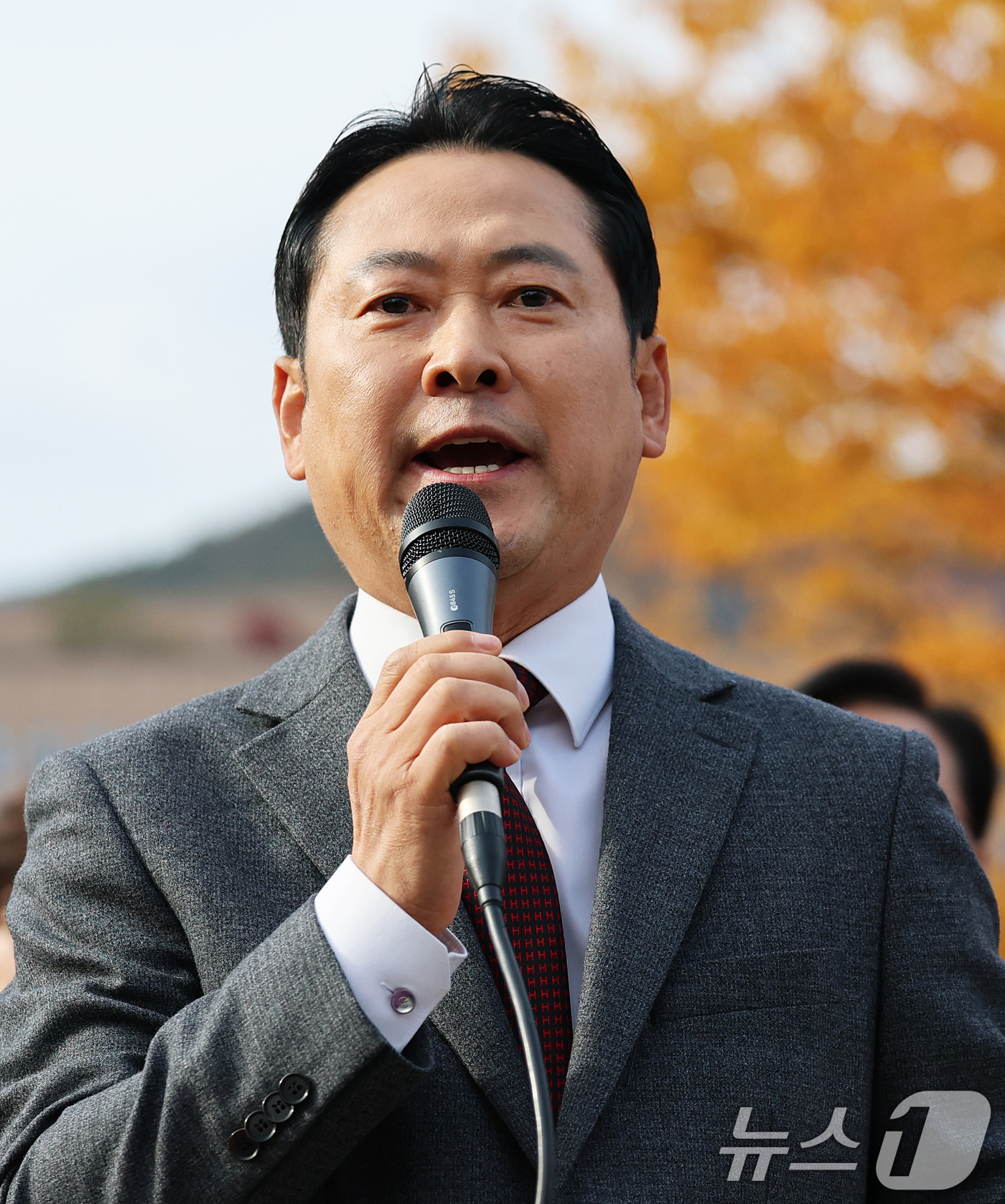 (과천=뉴스1) 오대일 기자 = 장동혁 국민의힘 대표가 11일 오후 경기 과천시 법무부 청사 앞에서 열린 '대장동 사건 1심 항소 포기' 긴급 현장 규탄대회에서 발언하고 있다. 2 …