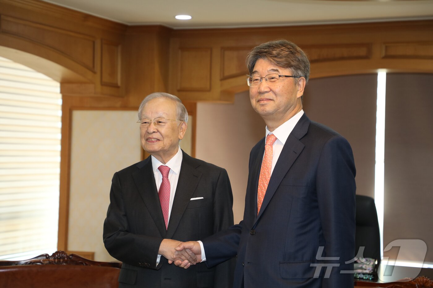 본문 이미지 - 김지형 경제사회노동위원회 위원장이 11일 서울 마포구 경총회관을 내방해 손경식 한국경영자총협회 회장과 악수를 하고 있다. &#40;한국경영자총협회 제공. 재판매 및 DB 금지&#41; 2025.11.11/뉴스1