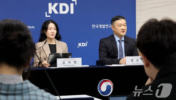 본문 이미지 - 정규철 KDI 거시·금융정책연구부장, 김지연 KDI 경제전망실 전망총괄이 11일 세종시 정부세종청사 기획재정부에서 2025년 하반기 KDI 경제전망을 발표하고 있다. 2025.11.11/뉴스1 ⓒ News1 김기남 기자