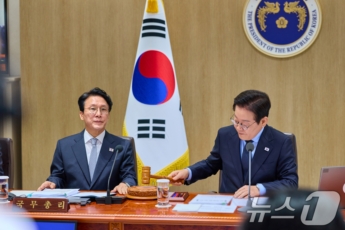 (서울=뉴스1) 허경 기자 = 이재명 대통령이 11일 서울 용산 대통령실 청사에서 열린 국무회의에서 의사봉을 두드리고 있다. (대통령실 제공. 재판매 및 DB 금지) 2025.11 …