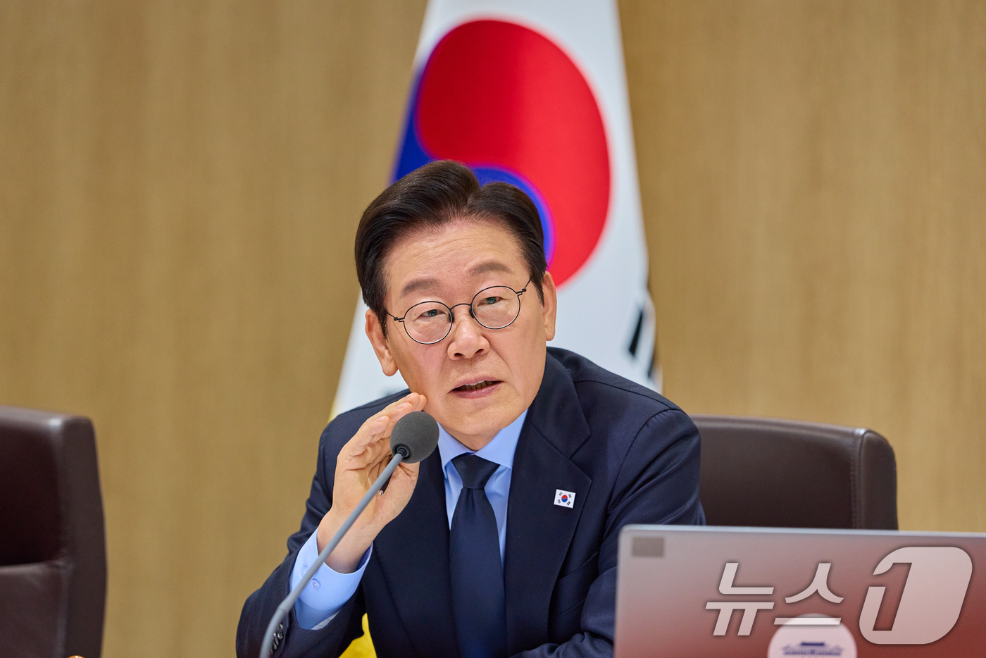 (서울=뉴스1) 허경 기자 = 이재명 대통령이 11일 서울 용산 대통령실 청사에서 열린 국무회의에서 발언하고 있다. (대통령실 제공. 재판매 및 DB 금지) 2025.11.11/뉴 …