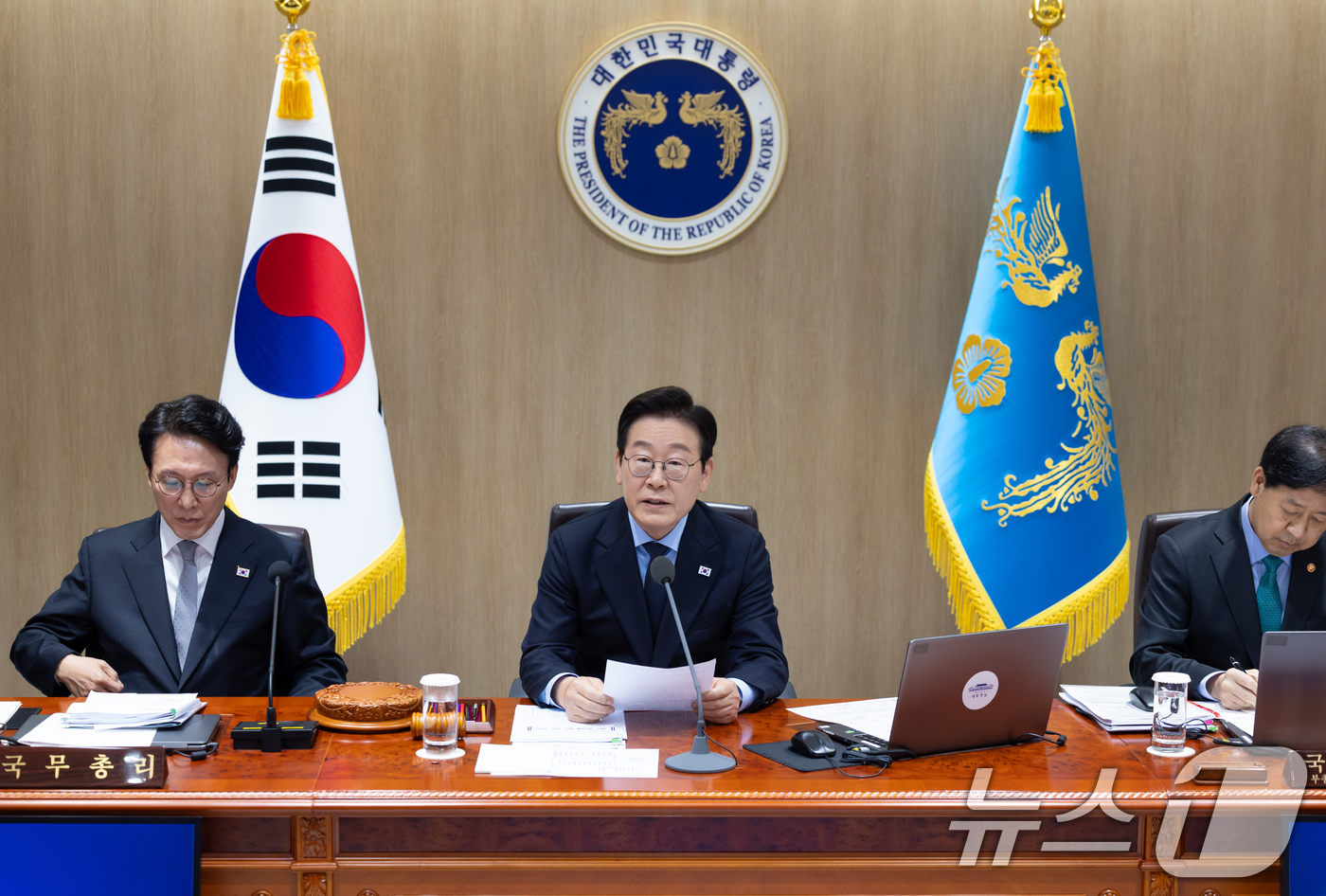 (서울=뉴스1) 허경 기자 = 이재명 대통령이 11일 서울 용산 대통령실 청사에서 열린 국무회의에서 발언하고 있다. (대통령실 제공. 재판매 및 DB 금지) 2025.11.11/뉴 …