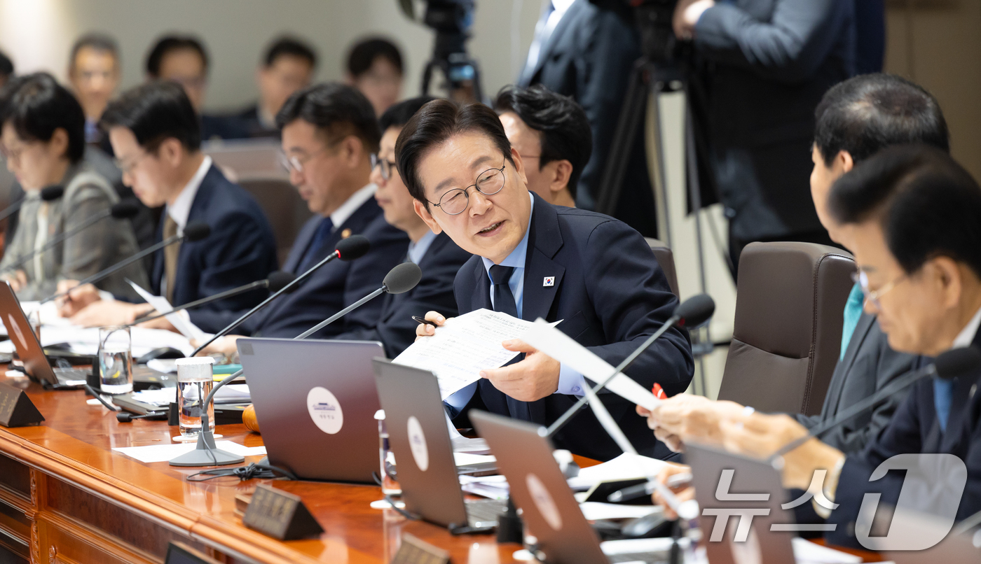 (서울=뉴스1) 허경 기자 = 이재명 대통령이 11일 서울 용산 대통령실 청사에서 열린 국무회의에서 발언하고 있다. (대통령실 제공. 재판매 및 DB 금지) 2025.11.11/뉴 …