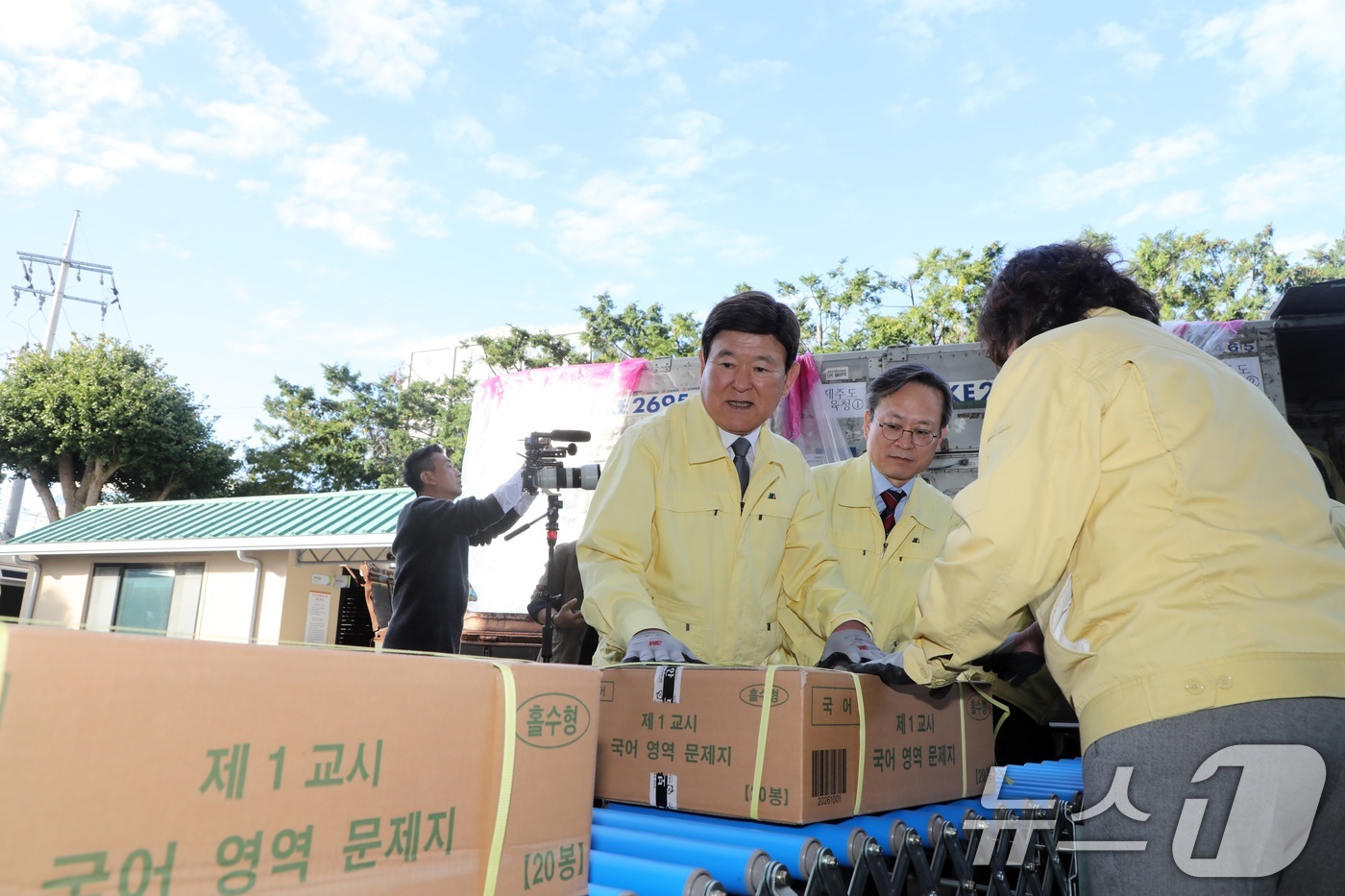 (제주=뉴스1) 고동명 기자 = 2026학년도 대학수학능력시험이 이틀 앞으로 다가온 11일 오후 김광수 제주도 교육감을 비롯한 도교육청 직원들이 제주시험지구에 도착한 수능 문답지를 …