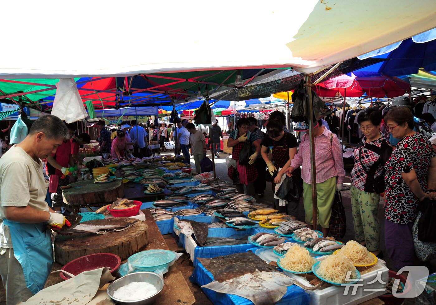 본문 이미지 - 2010년 당시 안산시민시장 내 상인들 모습.&#40;안산시청 홈페이지&#41;