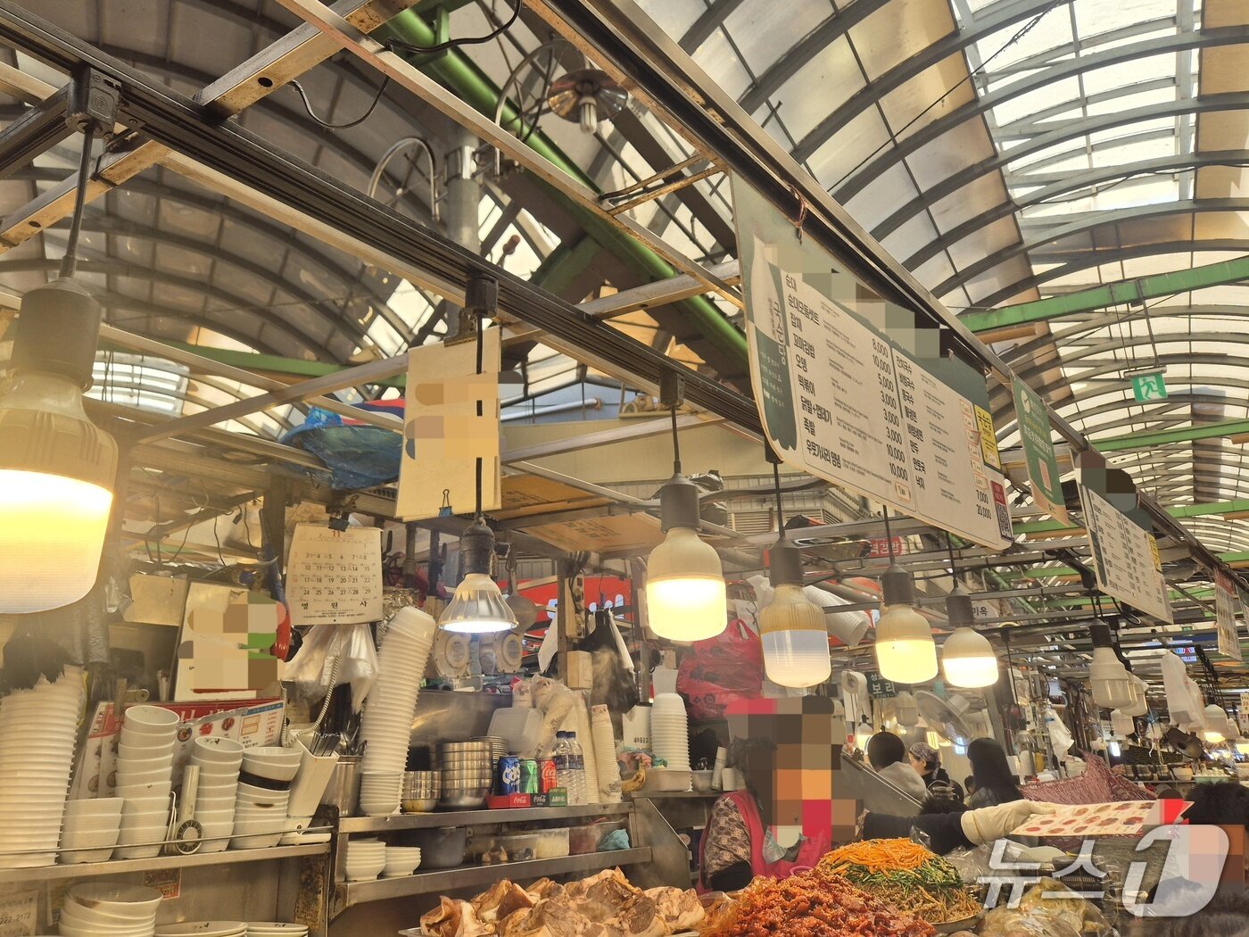 본문 이미지 - 10일 '양심 점포'로 알려진 광장시장의 한 점포 모습. 2025.11.10/뉴스1 ⓒ News1 신윤하 기자