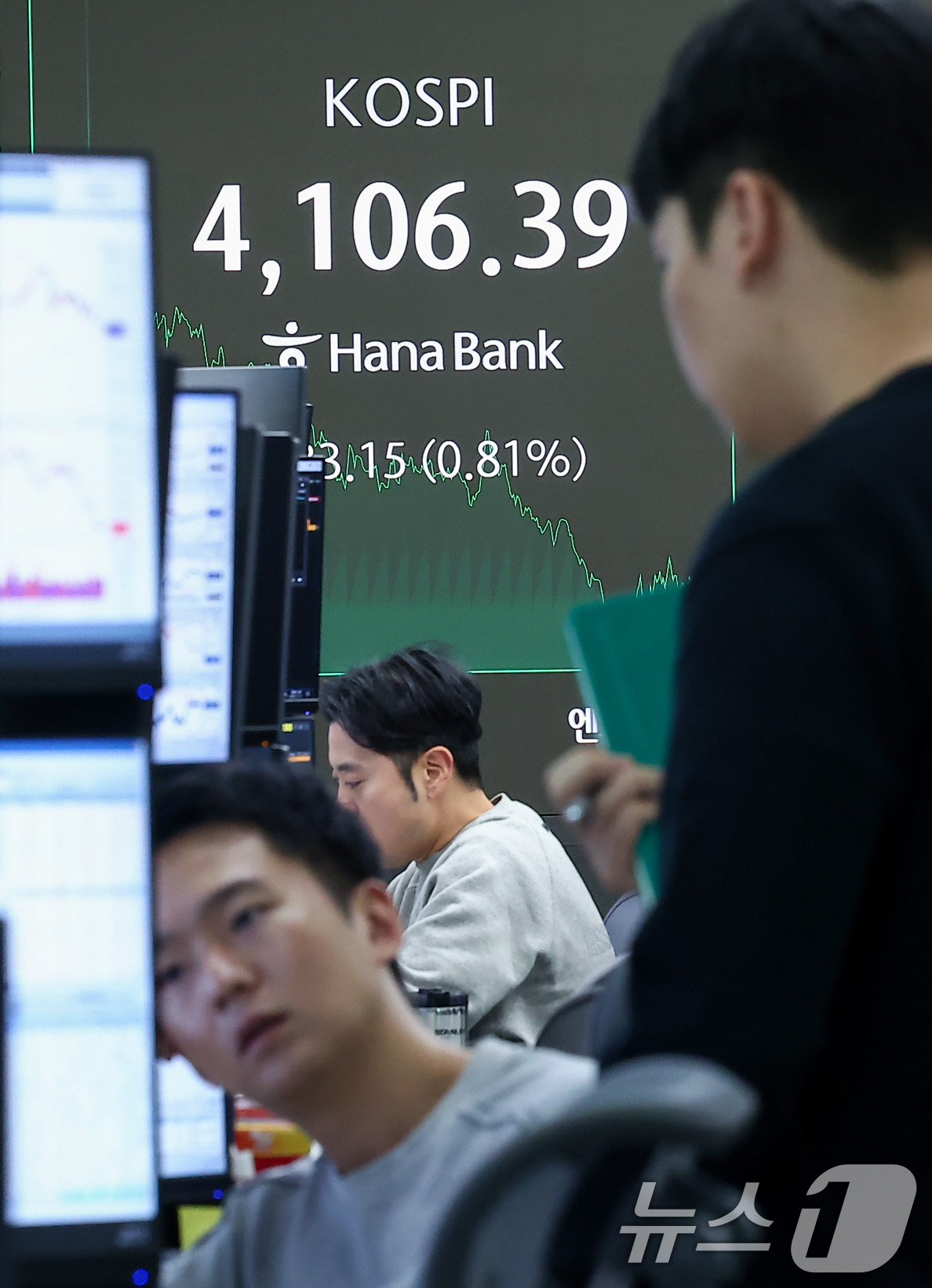 (서울=뉴스1) 김성진 기자 = 11일 서울 중구 하나은행 본점 딜링룸 전광판에 종가가 나오고 있다.이날 코스피는 전일 종가 대비 33.15포인트(0.81%) 상승한 4106.39 …