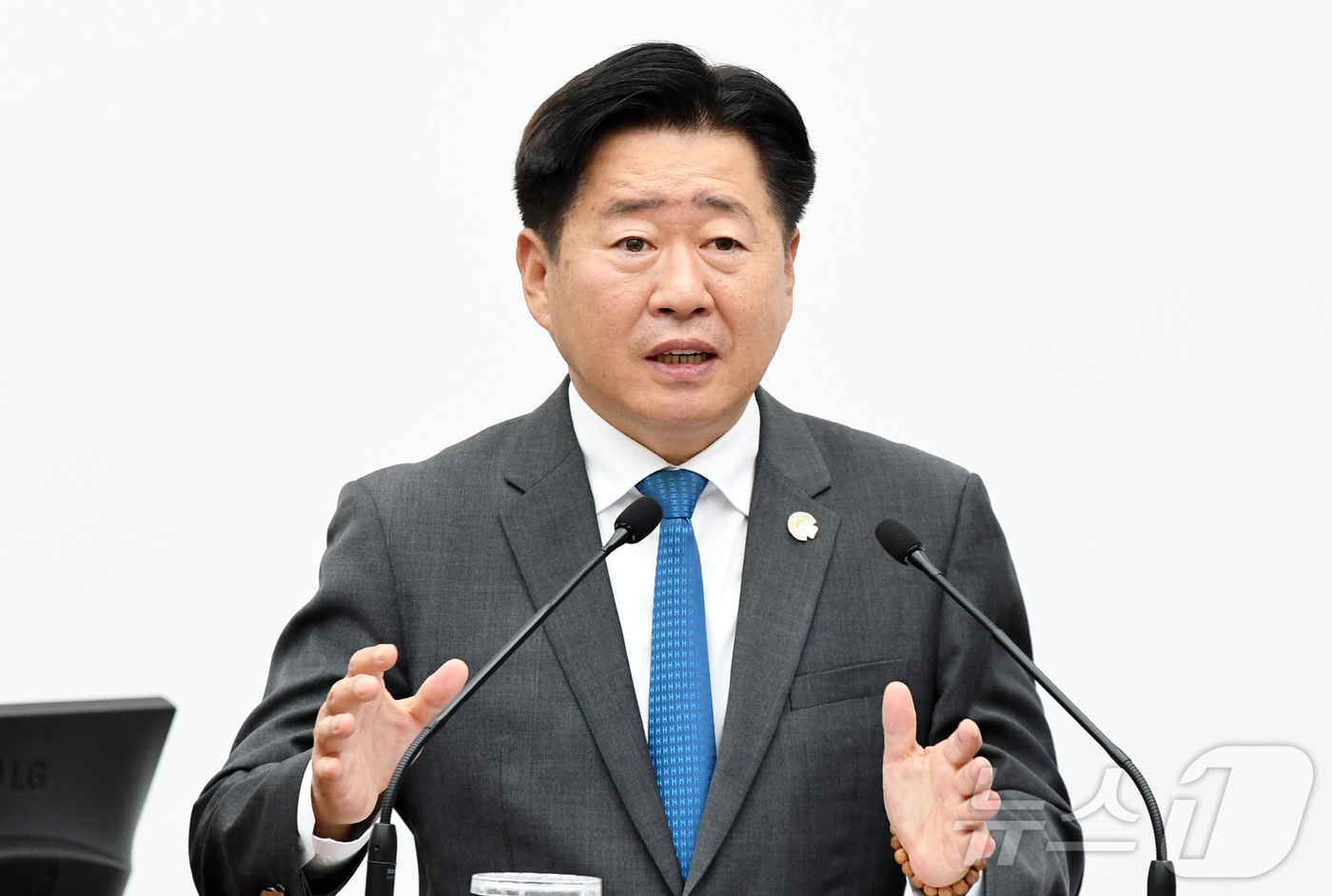 (제주=뉴스1) 오미란 기자 = 오영훈 제주특별자치도지사가 11일 제주 의회에서 열린 제444회 도의회 제2차 정례회 제1차 본회의에서 의원들의 도정질문에 답변하고 있다.(제주특별 …