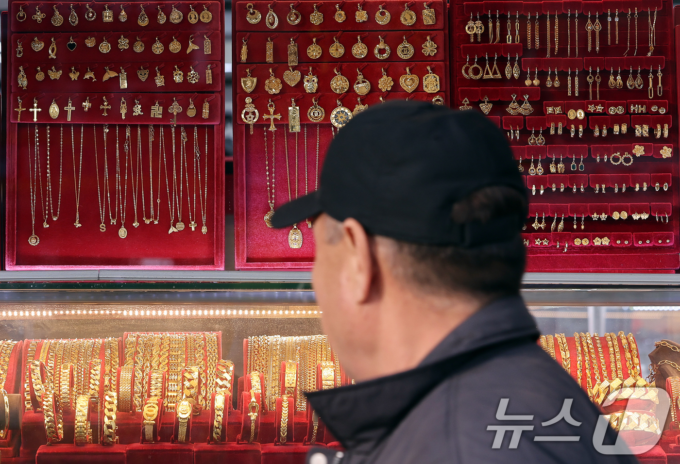 (서울=뉴스1) 이호윤 기자 = 11일 서울 종로구 한 금은방 앞을 시민이 지나가고 있다. 이날 한국금거래소에 따르면 한국금거래소에 따르면 순금(24K) 가격은 1돈(3.75g)당 …