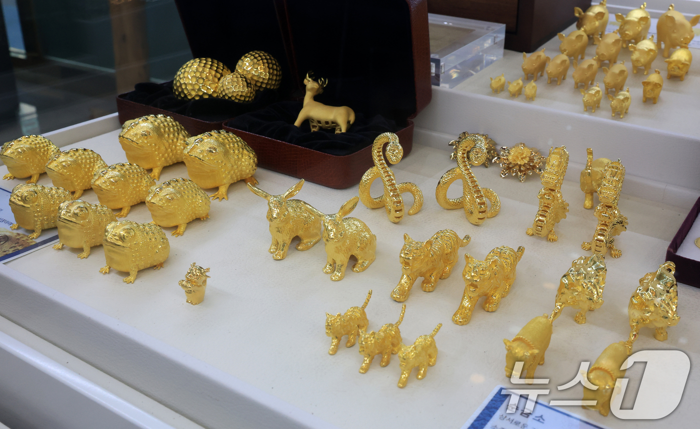 (서울=뉴스1) 이호윤 기자 = 11일 서울 종로구 한국금거래소에 금 제품이 진열돼 있다. 이날 한국금거래소에 따르면 한국금거래소에 따르면 순금(24K) 가격은 1돈(3.75g)당 …