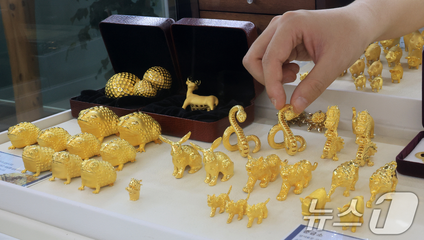 (서울=뉴스1) 이호윤 기자 = 11일 서울 종로구 한국금거래소에서 관계자가 금 제품을 정리하고 있다. 이날 한국금거래소에 따르면 한국금거래소에 따르면 순금(24K) 가격은 1돈( …