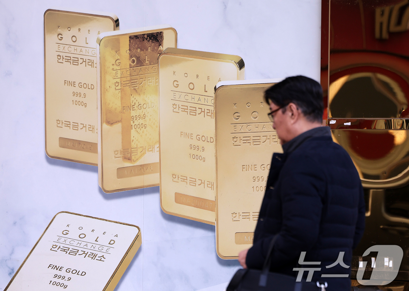(서울=뉴스1) 이호윤 기자 = 11일 서울 종로구 한국금거래소 앞을 시민이 지나가고 있다. 이날 한국금거래소에 따르면 한국금거래소에 따르면 순금(24K) 가격은 1돈(3.75g) …