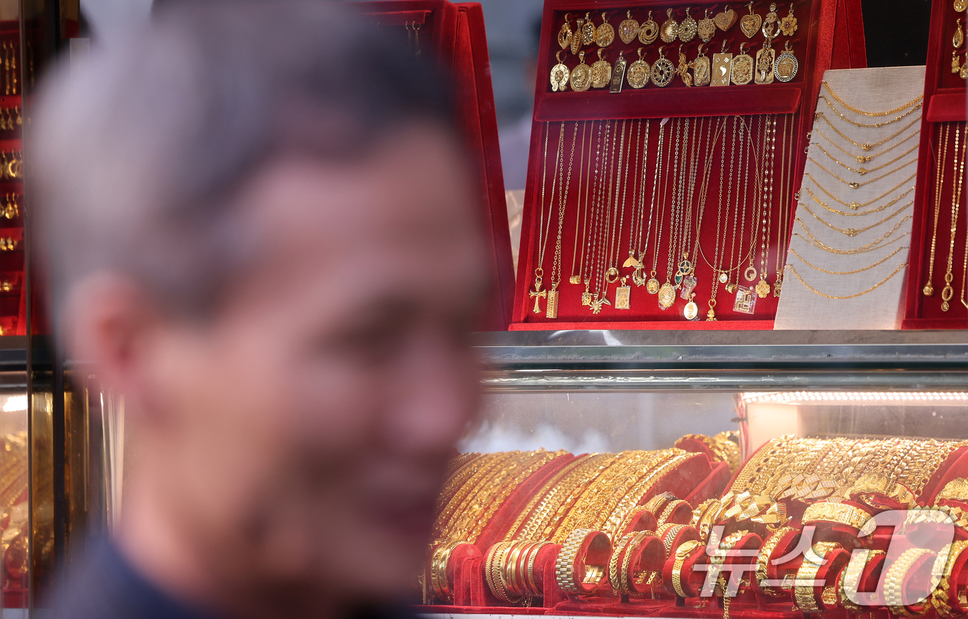 (서울=뉴스1) 이호윤 기자 = 11일 서울 종로구 한 금은방 앞을 시민이 지나가고 있다. 이날 한국금거래소에 따르면 한국금거래소에 따르면 순금(24K) 가격은 1돈(3.75g)당 …