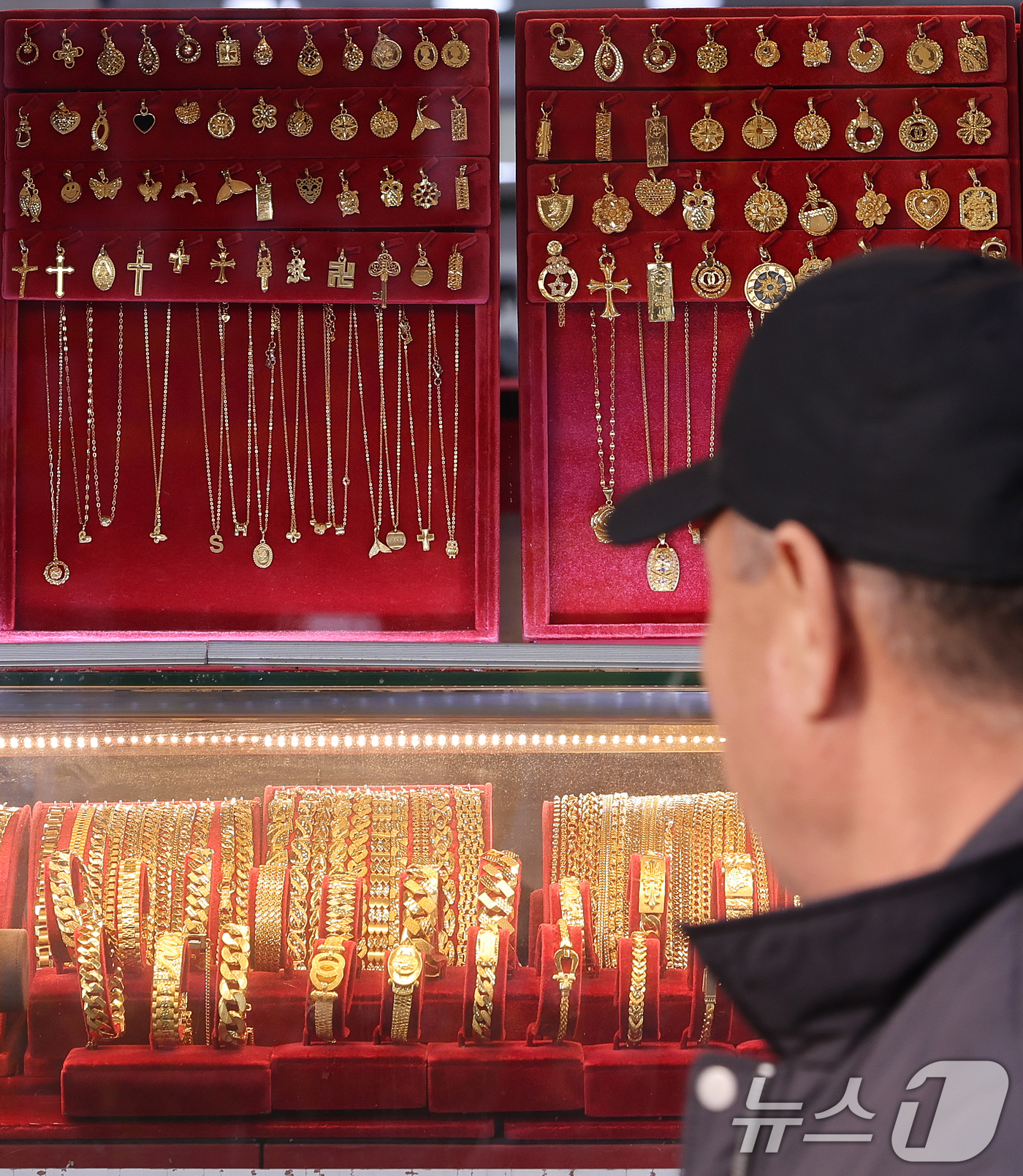 (서울=뉴스1) 이호윤 기자 = 11일 서울 종로구 한 금은방 앞을 시민이 지나가고 있다. 이날 한국금거래소에 따르면 한국금거래소에 따르면 순금(24K) 가격은 1돈(3.75g)당 …