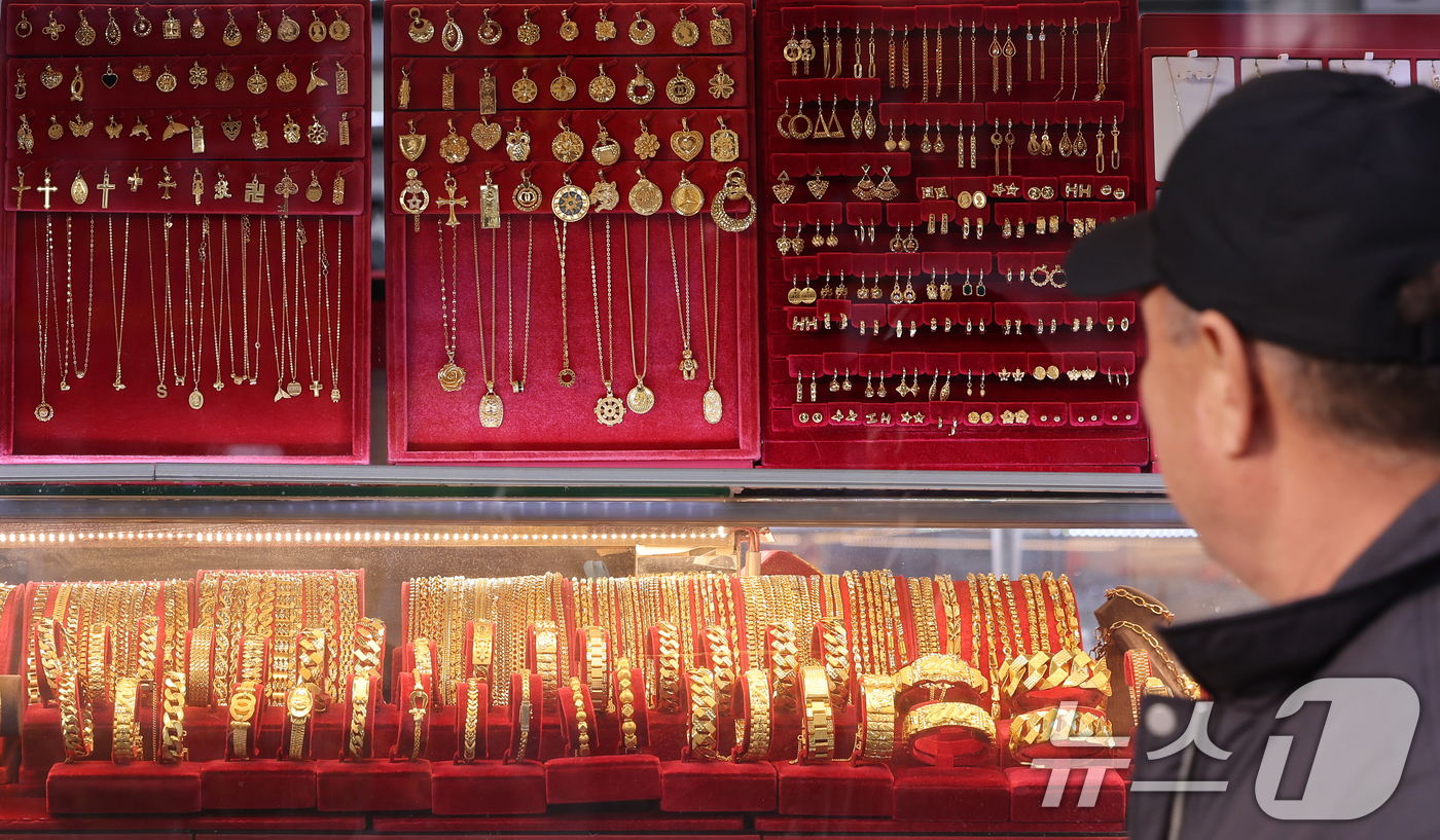 (서울=뉴스1) 이호윤 기자 = 11일 서울 종로구 한 금은방 앞을 시민이 지나가고 있다. 이날 한국금거래소에 따르면 한국금거래소에 따르면 순금(24K) 가격은 1돈(3.75g)당 …