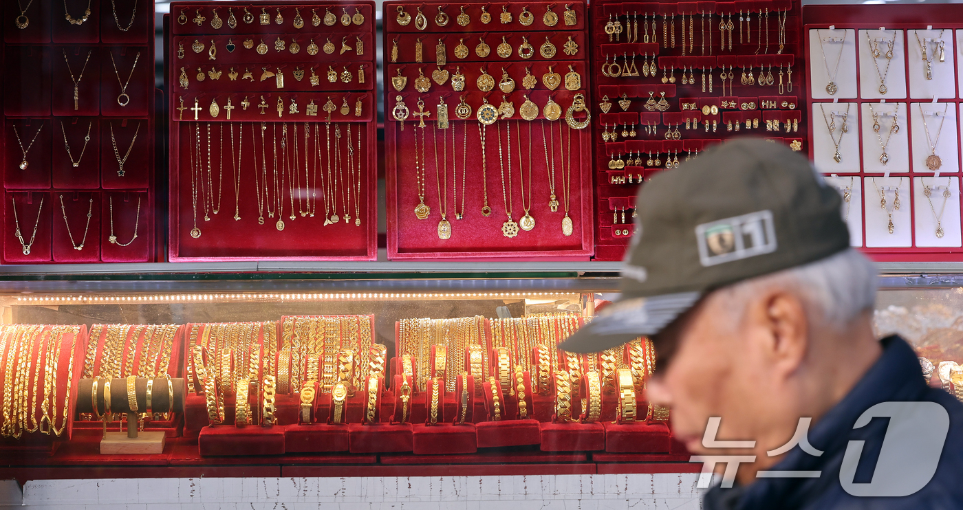 (서울=뉴스1) 이호윤 기자 = 11일 서울 종로구 한 금은방 앞을 시민이 지나가고 있다. 이날 한국금거래소에 따르면 한국금거래소에 따르면 순금(24K) 가격은 1돈(3.75g)당 …