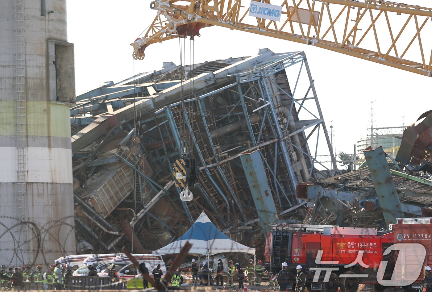 본문 이미지 - 11일 울산 남구 남화동 한국동서발전 울산화력발전소 보일러 타워 붕괴 현장에서 소방대원들이 구조·수색 준비 작업을 하고 있는 가운데 크레인이 투입되고 있다. ⓒ News1 조민주 기자
