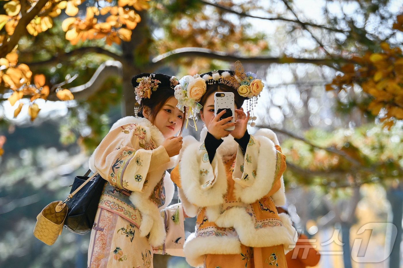 본문 이미지 - 중국 전통의상 체험 ⓒ AFP=뉴스1