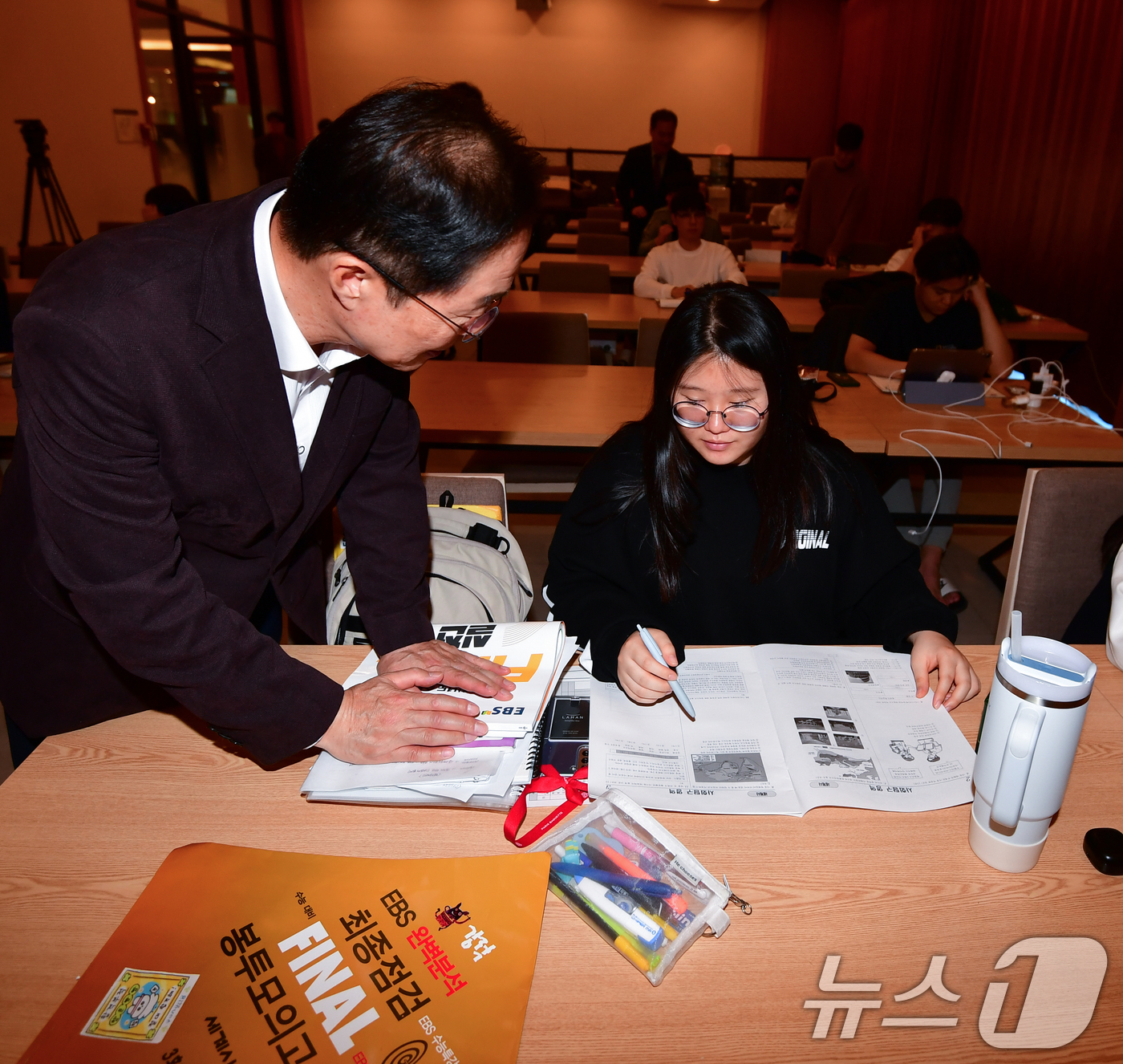(포항=뉴스1) 최창호 기자 = 임종식 경북도교육감이 11일 포항 라한호텔에서 2026학년도 수능시험을 준비 중인 울릉고등학교 수험생들을 찾아 격려하고 있다. 2025.11.11/ …