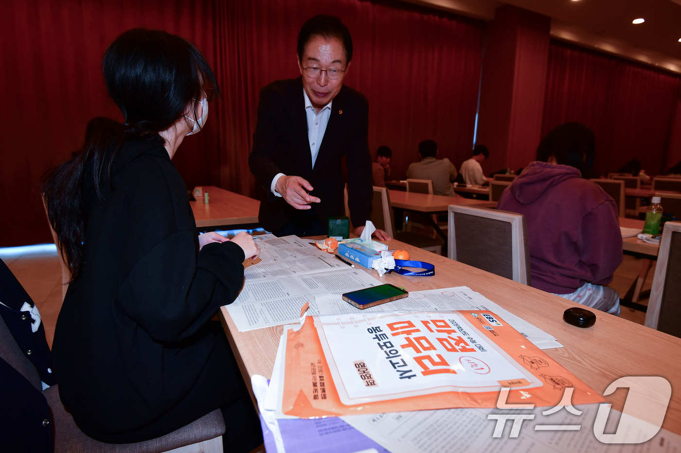 (포항=뉴스1) 최창호 기자 = 임종식 경북도교육감이 11일 포항 라한호텔에서 2026학년도 수능시험을 준비 중인 울릉고등학교 수험생들을 찾아 격려하고 있다. 2025.11.11/ …