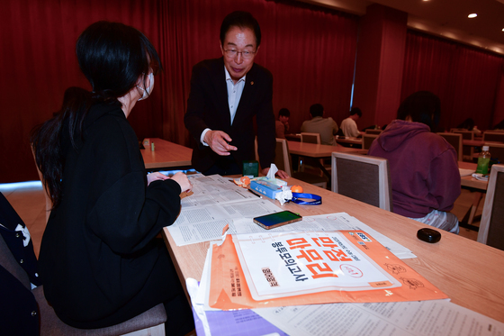 울릉고 수험생 격려하는 임종식 경북도교육감
