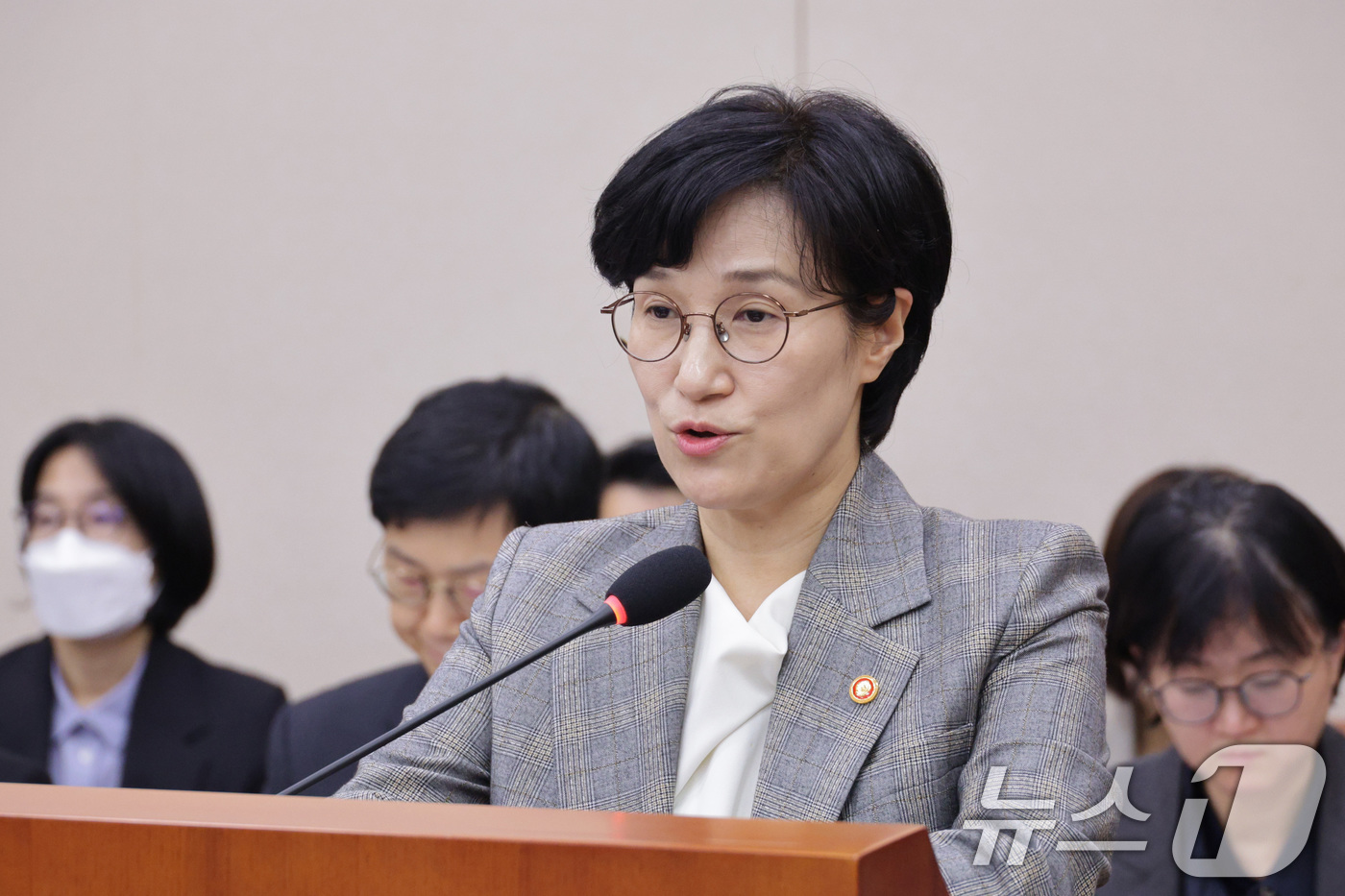 (서울=뉴스1) 신웅수 기자 = 원민경 성평등가족부 장관이 11일 서울 여의도 국회에서 열린 성평등가족위원회 전체회의에서 예산안 제안 설명을 하고 있다. 2025.11.11/뉴스1 …