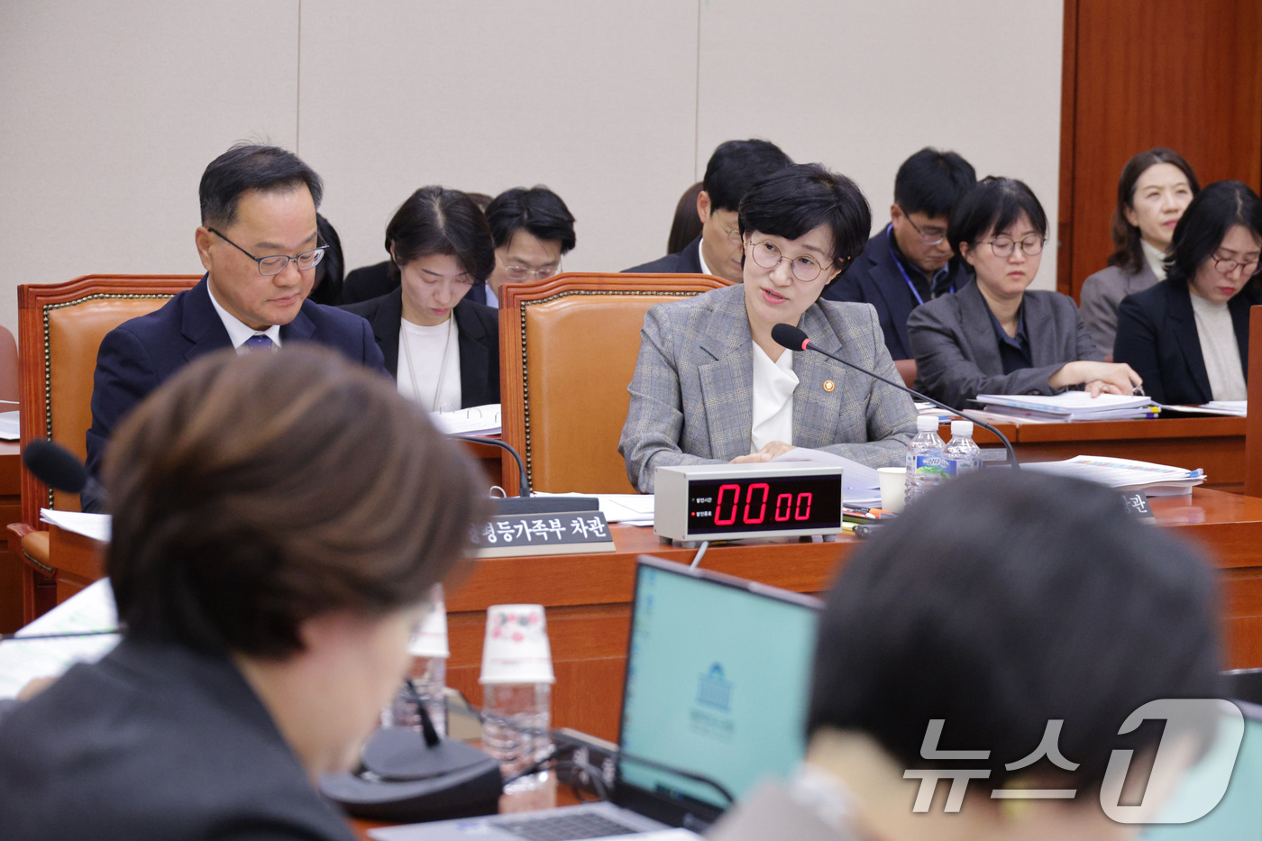 (서울=뉴스1) 신웅수 기자 = 원민경 성평등가족부 장관이 11일 서울 여의도 국회에서 열린 성평등가족위원회 전체회의에서 의원 질의에 답변하고 있다. 2025.11.11/뉴스1