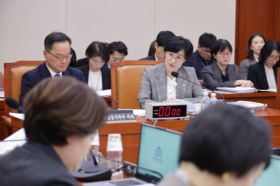 예산안 관련 답변하는 원민경 장관