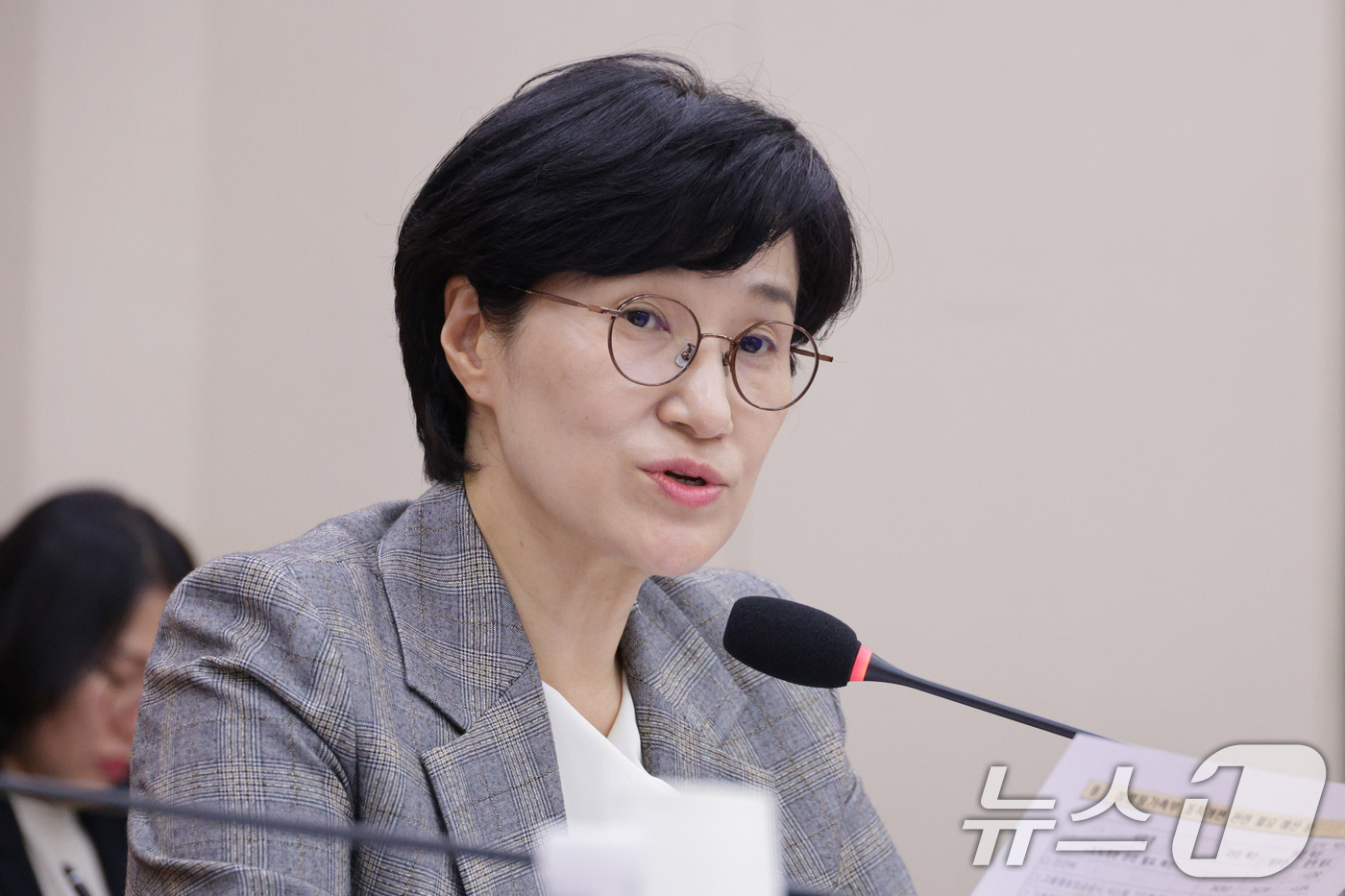 (서울=뉴스1) 신웅수 기자 = 원민경 성평등가족부 장관이 11일 서울 여의도 국회에서 열린 성평등가족위원회 전체회의에서 의원 질의에 답변하고 있다. 2025.11.11/뉴스1