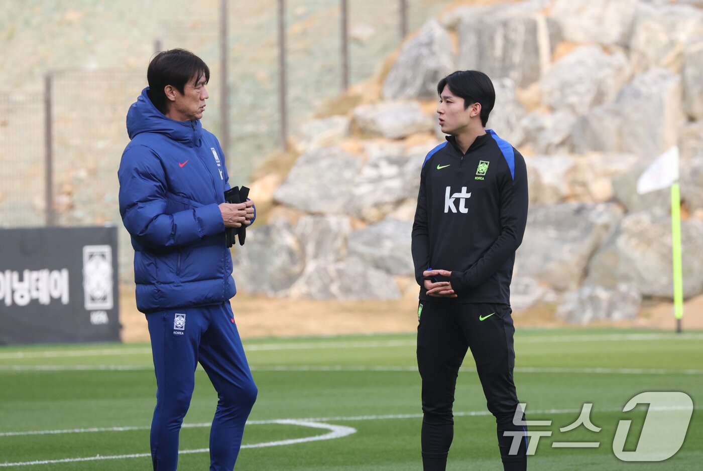 본문 이미지 - 대한민국 축구 국가대표팀 홍명보 감독과 양민혁. /뉴스1 ⓒ News1 김영운 기자