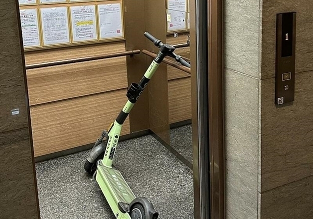 아파트 엘베 안 전동킥보드 덩그러니 주차…"부모까지 밝혀내자" 공분