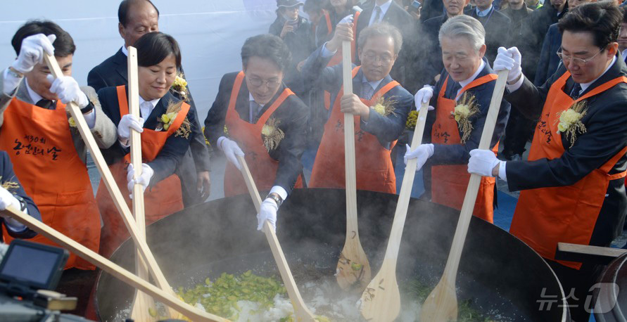 (원주=뉴스1) 신관호 기자 = 김민석 국무총리가 11일 오후 강원 원주에서 열린 제30회 농업인의 날 국가기념식에서 참석자들과 팔도 가마솥 비빔밥을 비비고 있다. 2025.11. …