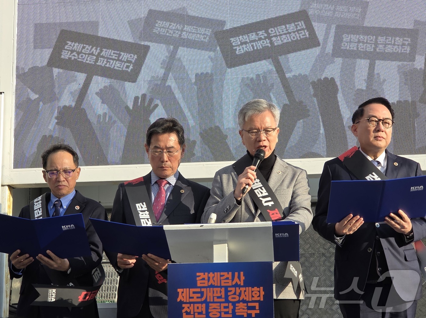 (서울=뉴스1) = 김택우 대한의사협회 회장이 11일 오후 세종시 정부세종청사 보건복지부 앞에서 열린 '검체검사 제도개편 강제화 전면 중단 촉구 대표자 궐기대회'에서 발언을 하고 …