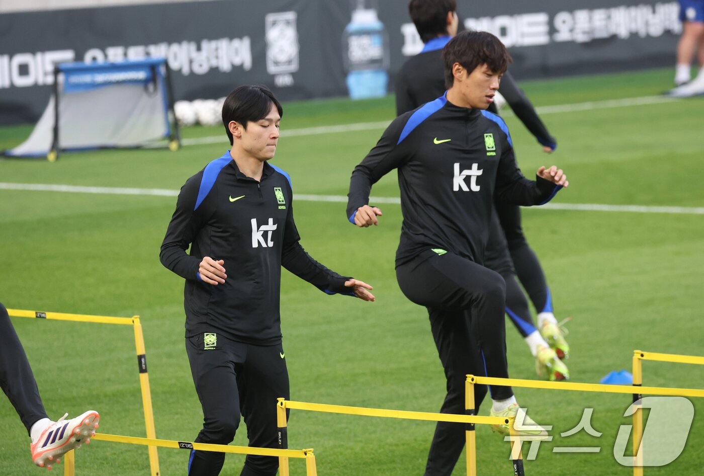 본문 이미지 - 대한민국 축구 국가대표팀 양민혁이 11일 충남 천안시 서북구 대한민국축구종합센터 훈련장에서 훈련을 하고 있다. 2025.11.11/뉴스1 ⓒ News1 김영운 기자