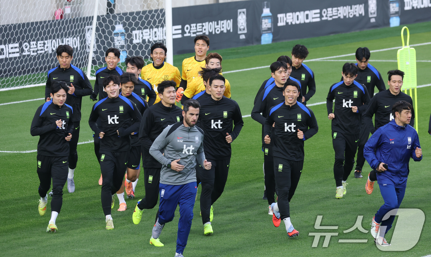 (천안=뉴스1) 김영운 기자 = 대한민국 축구 국가대표팀 선수들이 11일 충남 천안시 서북구 대한민국축구종합센터 훈련장에서 훈련을 하고 있다. 2025.11.11/뉴스1