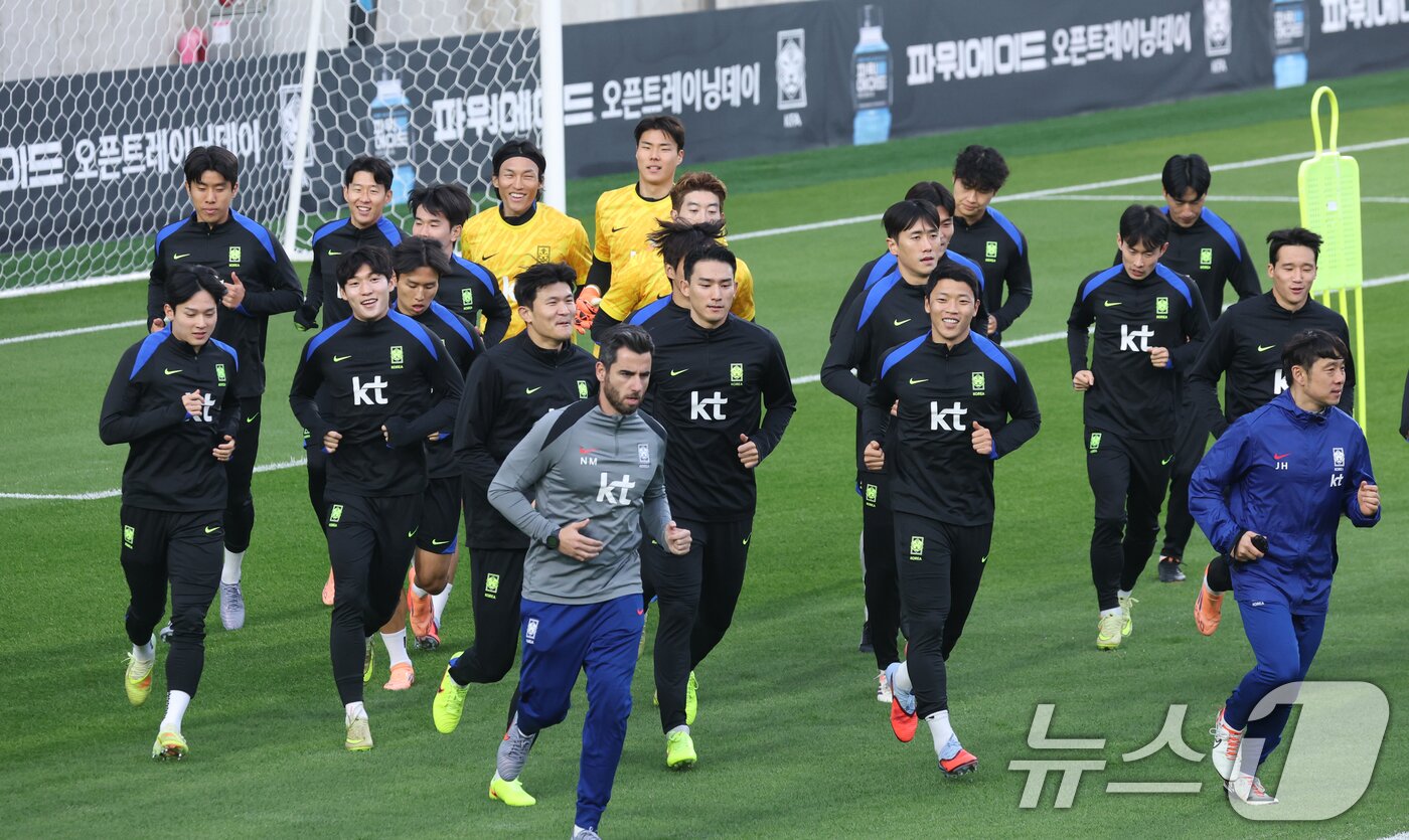 본문 이미지 - 11월 2연전은 조추첨식을 앞두고 열리는 마지막 평가전이다. 포인트를 잃지 않고 22위를 유지해야 포트2에 들어갈 수 있다. ⓒ News1 김영운 기자