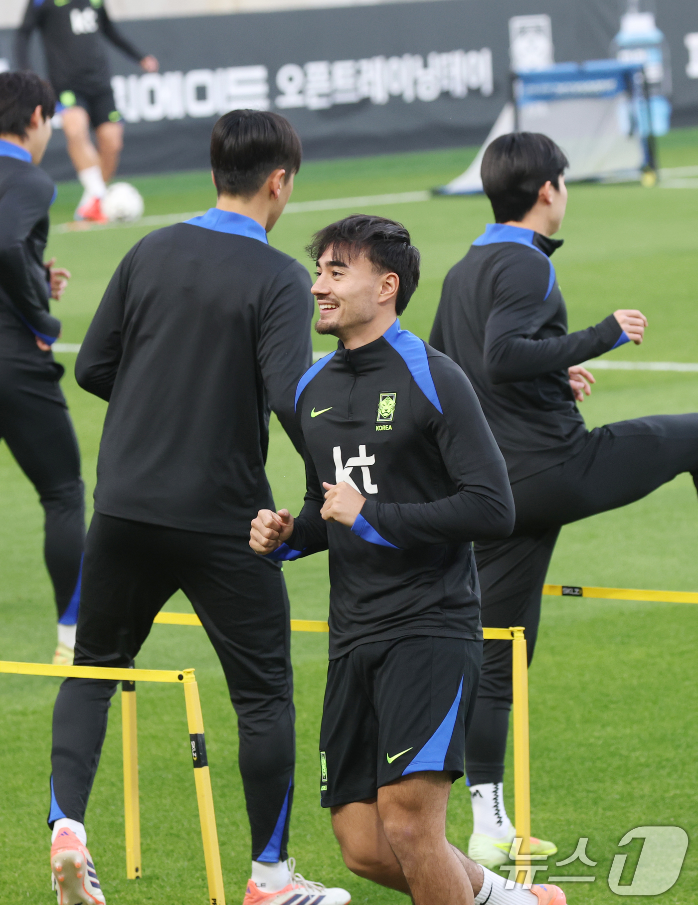 (천안=뉴스1) 김영운 기자 = 대한민국 축구 국가대표팀 옌스 카스트로프가 11일 충남 천안시 서북구 대한민국축구종합센터 훈련장에서 훈련을 하고 있다. 2025.11.11/뉴스1