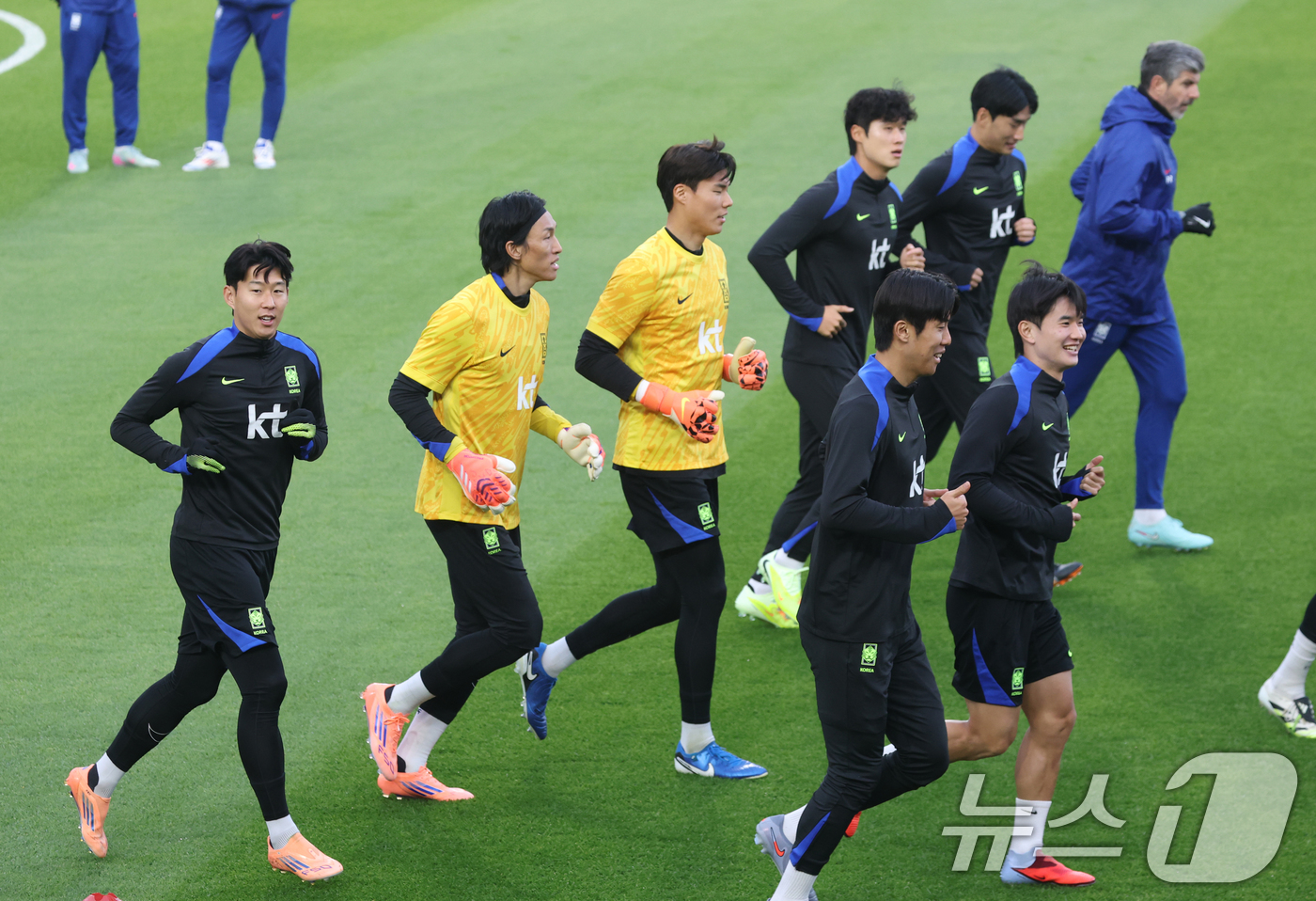 (천안=뉴스1) 김영운 기자 = 대한민국 축구 국가대표팀 손흥민과 선수들이 11일 충남 천안시 서북구 대한민국축구종합센터 훈련장에서 훈련을 하고 있다. 2025.11.11/뉴스1