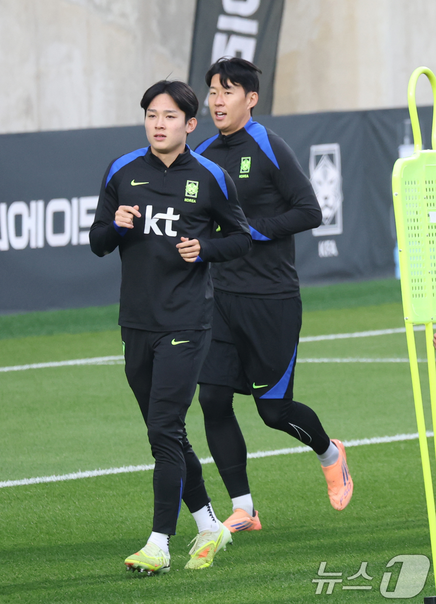 (천안=뉴스1) 김영운 기자 = 대한민국 축구 국가대표팀 손흥민과 양민혁이 11일 충남 천안시 서북구 대한민국축구종합센터 훈련장에서 훈련을 하고 있다. 2025.11.11/뉴스1