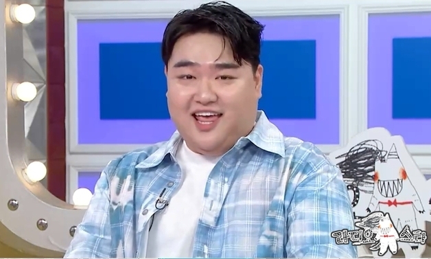 "창문 조금밖에 못내려"…김규원, 김정은 패러디 분장한채 드라이브스루