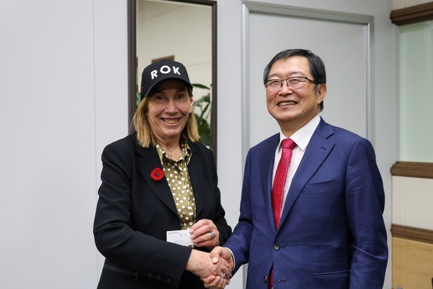 호주 상원의장, 전쟁기념관 방문…"한·호주 굳건한 우정 이어갈 것"