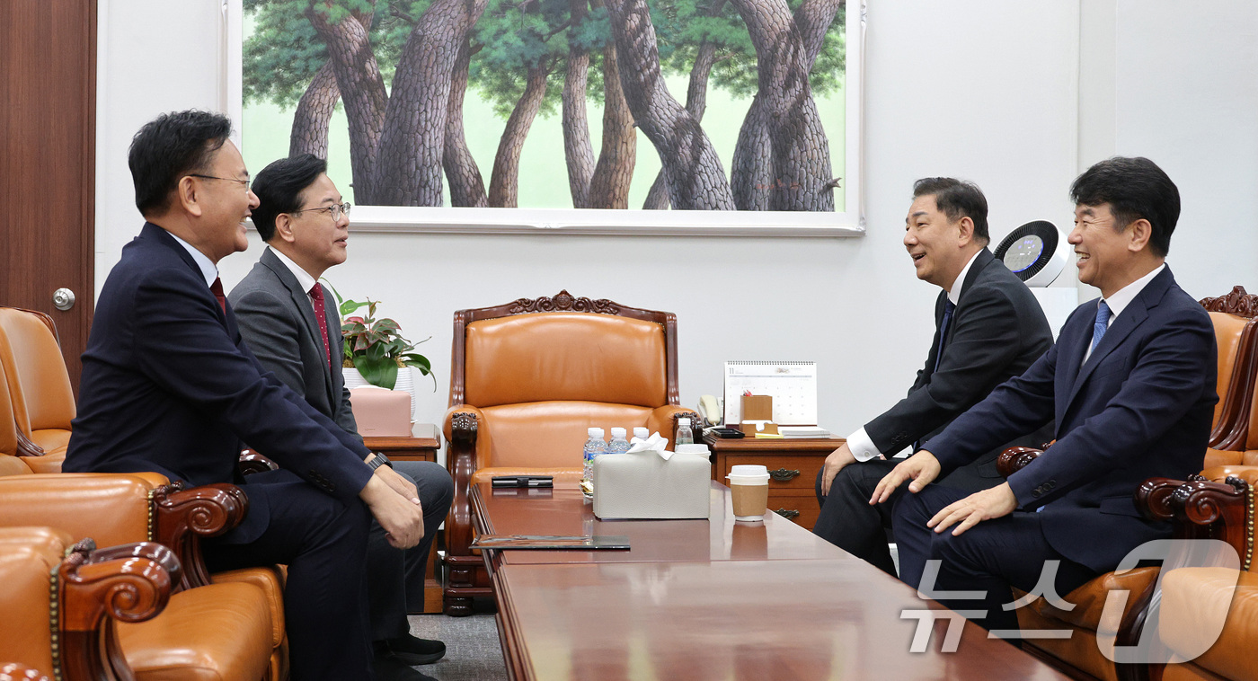 (서울=뉴스1) 신웅수 기자 = 김병기 더불어민주당 원내대표와 송언석 국민의힘 원내대표가 11일 서울 여의도 국회에서 원내대표 회동을 하고 있다.왼쪽부터 유상범 국민의힘 원내수석, …