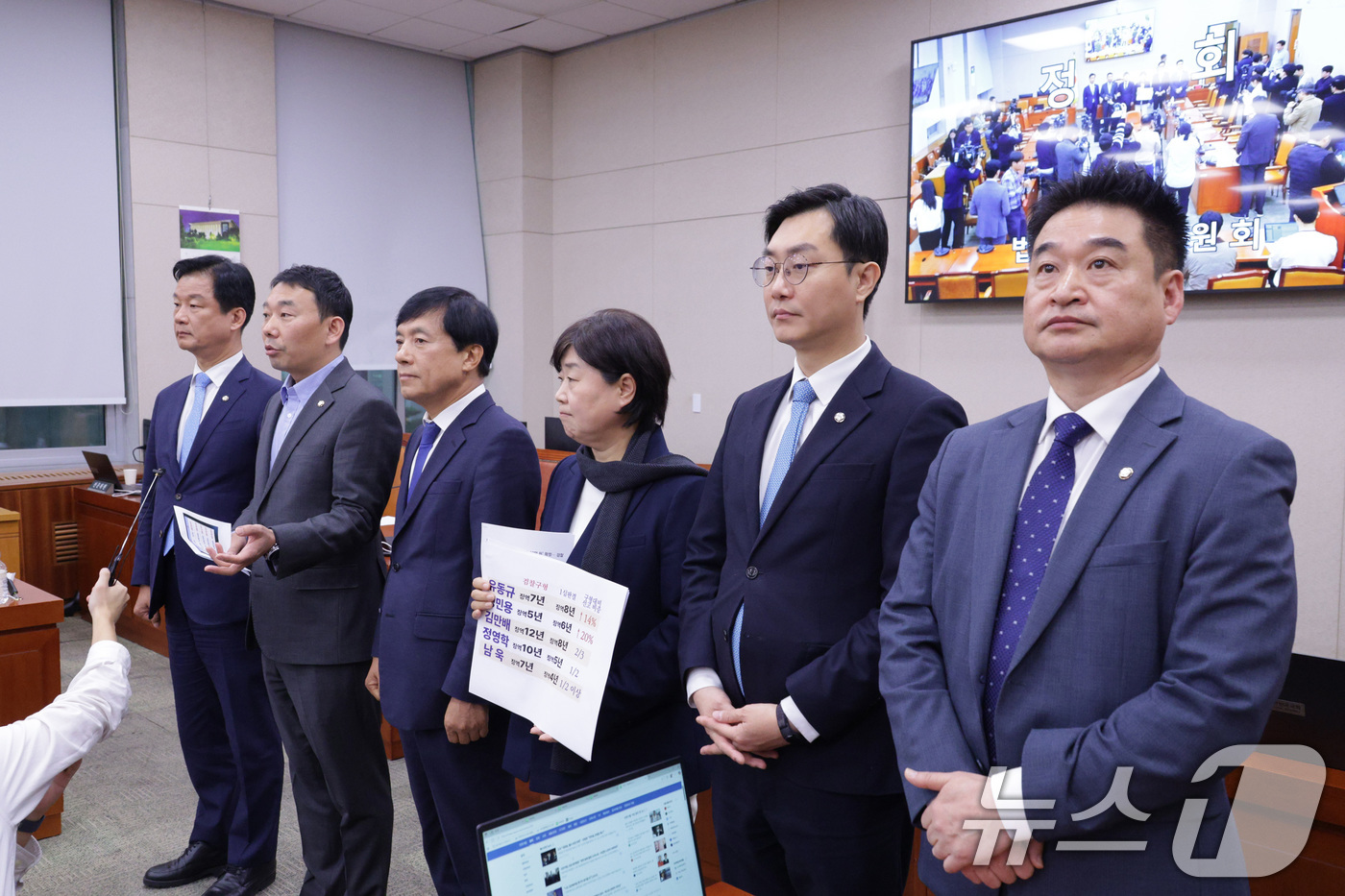 (서울=뉴스1) 신웅수 기자 = 법제사법위원회 소속 더불어민주당 의원들이 11일 서울 여의도 국회 법제사법위원회 전체회의가 정회된 후 기자회견을 하고 있다. 2025.11.11/뉴 …