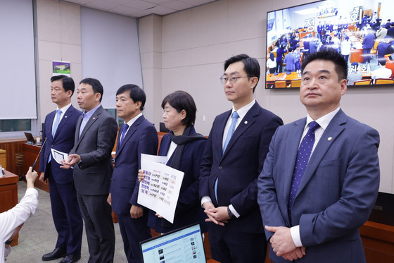 법무장관 출석 관련 입장 밝히는 민주당 법사위원