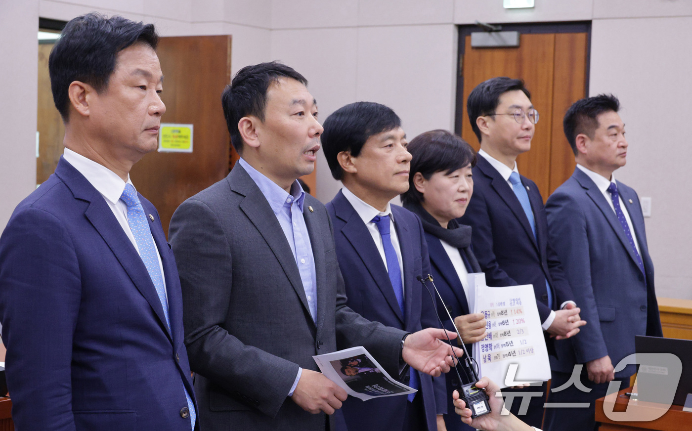 (서울=뉴스1) 신웅수 기자 = 법제사법위원회 소속 더불어민주당 의원들이 11일 서울 여의도 국회 법제사법위원회 전체회의가 정회된 후 기자회견을 하고 있다. 2025.11.11/뉴 …